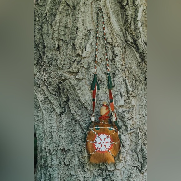 Handmade water flask with fur and leather details - Picture 2 of 3